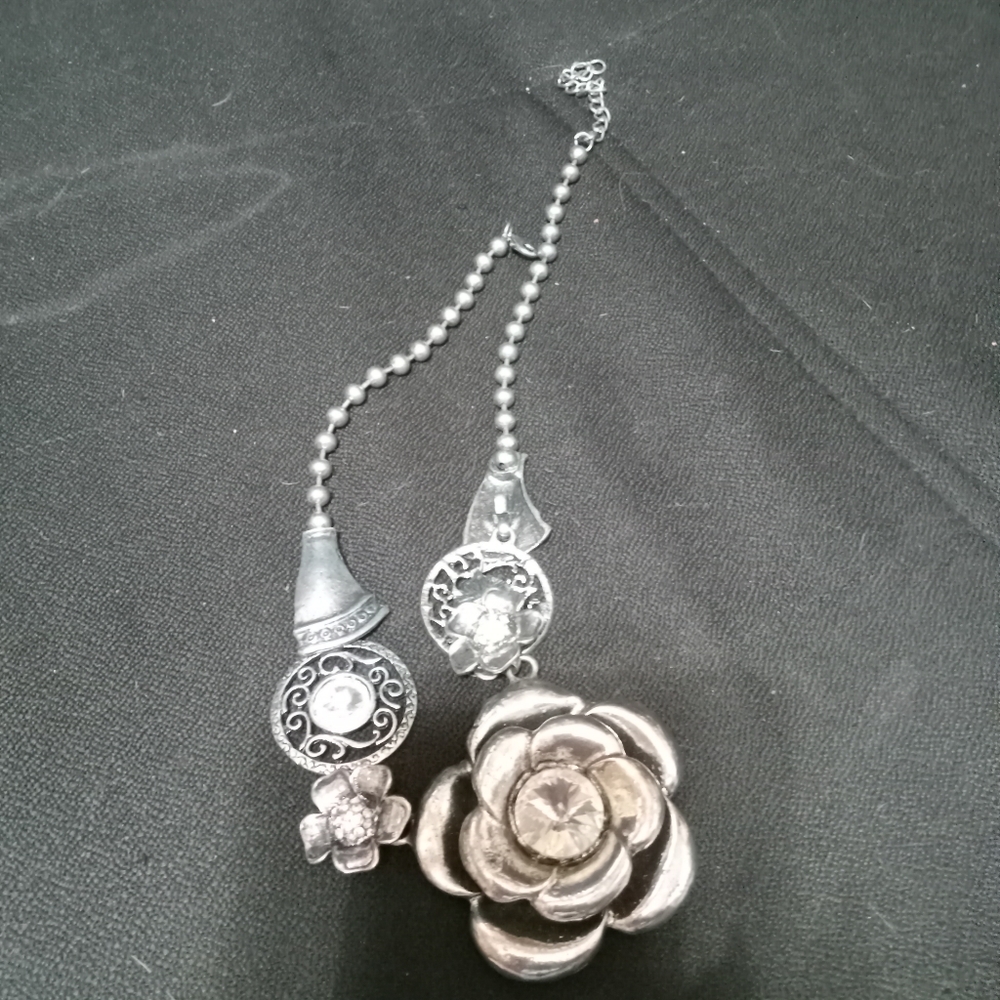 Silver tone Rose themed necklace